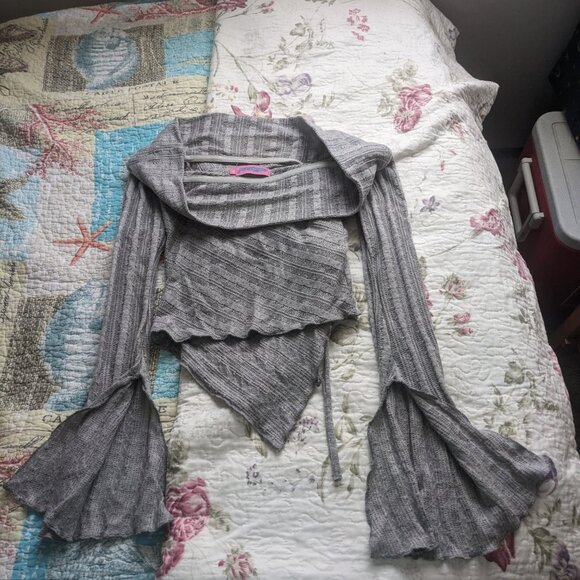 Bell bottom sleeve top - Picture 2 of 6